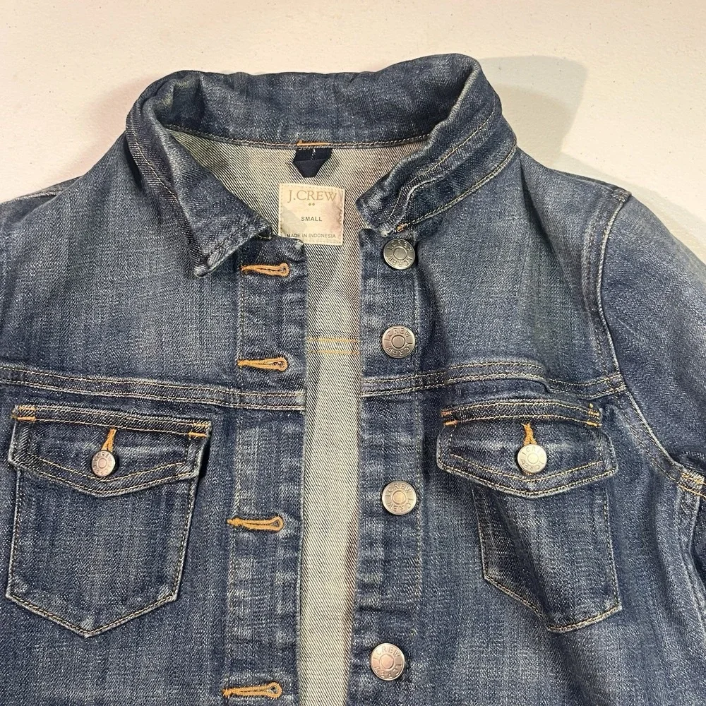 J Crew Jacket Womens Small Blue Denim Trucker Button Up Distressed Classic Style